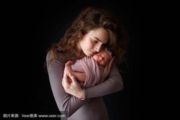 孩子出生第一个抱的人很重要吗